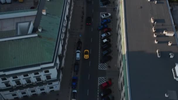 Voorwaarts volgen van gele sportauto rijden in smalle straatjes van de stad. Hoge hoek uitzicht van voertuigen. Warschau, Polen — Stockvideo