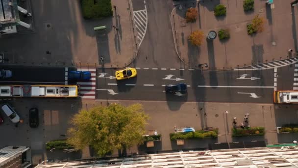空中の鳥は町の中心部の通りの交通の眺めの上に目をオーバーヘッド。黄色の高速スポーツカーの追跡。ポーランドのワルシャワ — ストック動画