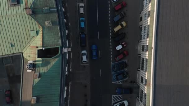 Pájaros aéreos ojo arriba arriba abajo panorámica de los coches que se detienen en la cola antes del cruce de caminos. Varsovia, Polonia — Vídeos de Stock