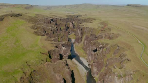 Drone widok unikalnego krajobrazu kanionu Fjadrargljufur w Islandii. Piękny widok na rzekę i góry z formacją skalną pokryte mech. Niesamowite na ziemi. Kanion Fjadrargljufur — Wideo stockowe