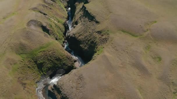 Visão aérea do desfiladeiro Fjadrargljufur, destino turístico na Islândia 100 metros de profundidade. Vista aérea de Fjadrargljufur no sul da Islândia com o rio Fjadra fluindo. Destino de viagem — Vídeo de Stock