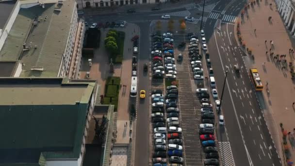Przednie śledzenie samochodów jadących wzdłuż parkingu w mieście. Wysoki kąt widzenia ruchu na Placu Teatralnym. Warszawa, Polska — Wideo stockowe