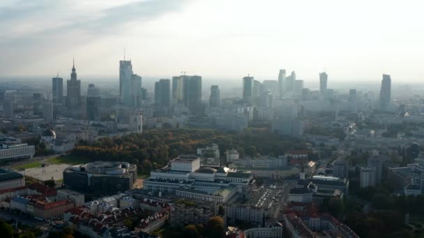 街の上を飛んで。ポーランド国立歌劇場と近代的な首都オフィスビルの巨大な建物。背景に高層ビルのダウンタウン。ポーランドのワルシャワ — ストック動画