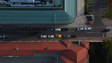 Uçan kuşlar tepeden aşağıya eski kasabadaki araba manevralarını izliyorlar. Sarı hızlı spor araba dar sokaktaki park yerinden ayrılıyor. Varşova, Polonya