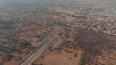 Meksika Vadisi 'ndeki Teotihuacan kompleksinde, Tenan adı verilen tarihi mezoamerikan tapınağı, Ay Piramidi' nin yüksek açılı görüntüsü. Unesco Dünya Mirası