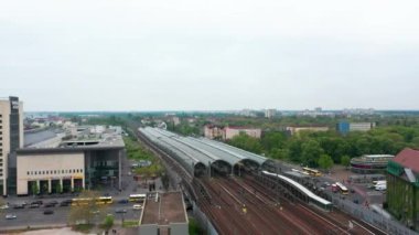 Tren yolu yakınındaki iniş görüntüleri. Berlin Spandau tren istasyonu uzun peronlu. Yollarda trafik vardı. Berlin, Almanya