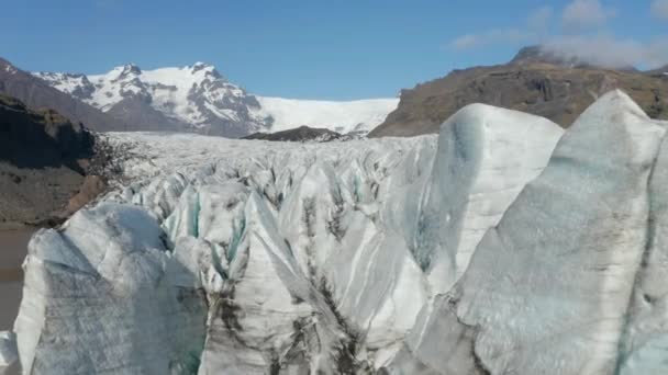 Luchtfoto van ijsbergen die zwemmen in het Breidamerkurjokull gletsjermeer in Vatnajokull National Park, IJsland. Gletsjerlagune met grote ijsblokken, smelten en barsten van de grote gletsjer — Stockvideo