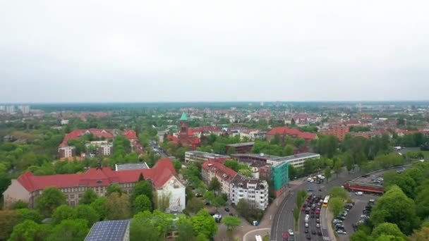 In avanti volate sopra la città. Vista aerea di condomini nel quartiere urbano residenziale. Distretto di Spandau con un sacco di verde. Berlino, Germania — Video Stock