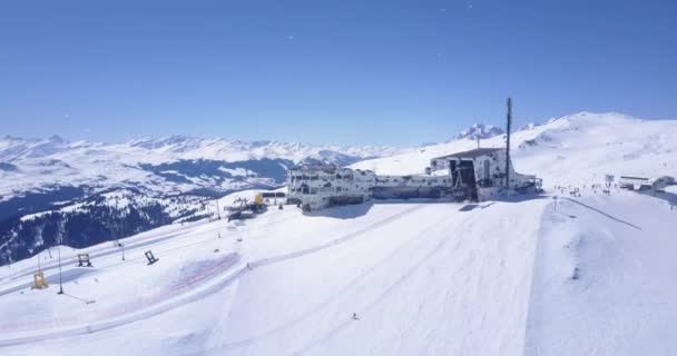 Imágenes ascendentes hacia atrás del paisaje montañoso invernal. Deporte en la naturaleza en un día soleado. Nieve cubierto de paisaje. Laax, Suiza — Vídeos de Stock