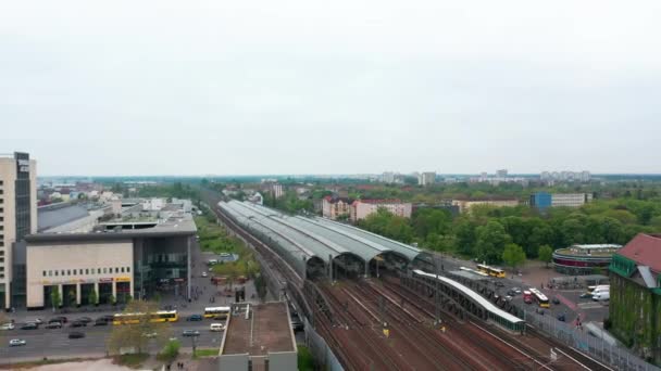 Landingsbeelden bij het spoor. Berlijn Spandau treinstation met lange overdekte platform. Verkeer op de weg. Berlijn, Duitsland — Stockvideo