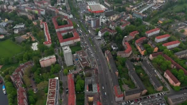 Hoge hoek uitzicht op meerbaans hoofdweg die leidt door residentiële stedelijke wijk. Diverse appartementenhuizen in de gemeente. Berlijn, Duitsland — Stockvideo