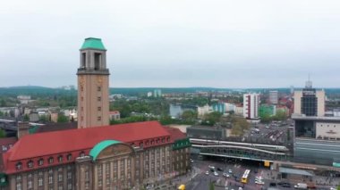 İki çift Intercity ekspres treni tren istasyonuna varmak üzere. Şehirdeki trafiğin havadan görüntüsü. Tarihi belediye binasının etrafında dolaş. Berlin, Almanya