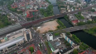 Şehirdeki trafiğin havadan görüntüsü. Kavşaklarda ve tren raylarında sıra sıra bekleyen çok şeritli yollar. Yükseklikten taşıma altyapısı. Berlin, Almanya