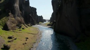 Fjadra Nehri 'nin güney İzlanda' daki Fjadrargljufur derin kanyonundaki havadan görüntüsü. Seyahat güzergahı. Fjadrargljufur vadisinin kayalık yosun kaplı yarığında uçan dron.