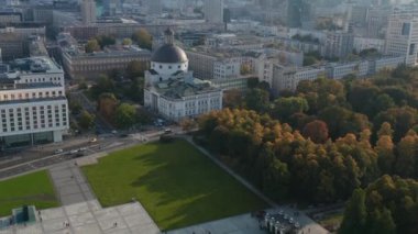Pilsudski Meydanı 'nın yüksek açılı manzarası ve Sakson Sarayı' nın hayatta kalan kısmı. Kubbe ve şehir merkezindeki yüksek binalarla kiliseyi ortaya çıkarmak. Varşova, Polonya
