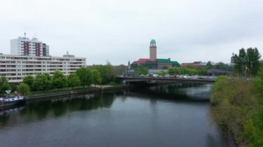 Havel Nehri 'nin su yüzeyinden uçuş, yol köprüsünün üzerinden uçun ve Rathaus Spandau yakınlarındaki tren istasyonunu gösterin. Yüksek gözetleme kulesi olan eski belediye binası. Berlin, Almanya