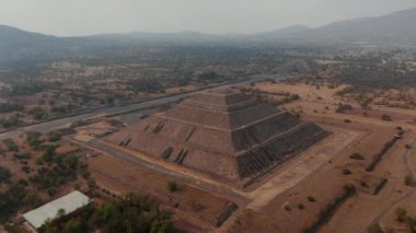 Meksika Vadisi 'ndeki antik Mezoamerikan şehri Teotihuacan piramitlerine kuşların bakış açısı. Güneş ve Ay Piramitlerine ve Teotihuacan 'daki Ölü Bulvarına Bakış