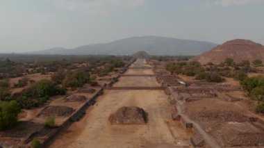 Teotihuacan kompleksindeki Güneş ve Ay piramitleri ile Ölü Bulvarı 'nın hava görüntüsü. Teotihuacan Piramitlerinin insansız hava aracı görüntüsü ve Mexico Valley 'de Kale kompleksi olan Ölüler Bulvarı