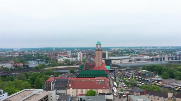 Şehir merkezindeki yoğun trafiğin hava görüntüsü. Tren istasyonunda demiryolu köprüsü yakınında kalabalık bir yol var. Kulesi olan tarihi kasaba hükümet binası. Berlin, Almanya — Stok video
