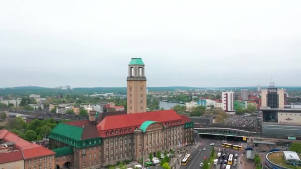 Vol serré autour de la tour de la mairie avec horloge de la tour. Bâtiment historique de Rathaus Spandau. Vue panoramique de la ville autour de la rivière Havel. Berlin, Allemagne — Video