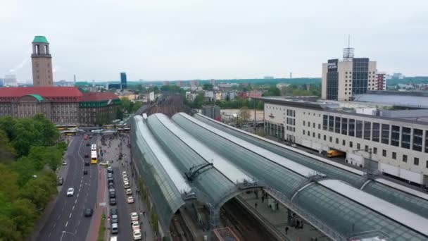 Tren istasyonundaki platformların üzerinden uçun. Alışveriş merkezinde trafik vardı. Arka planda şehir gelişimi. Berlin, Almanya — Stok video