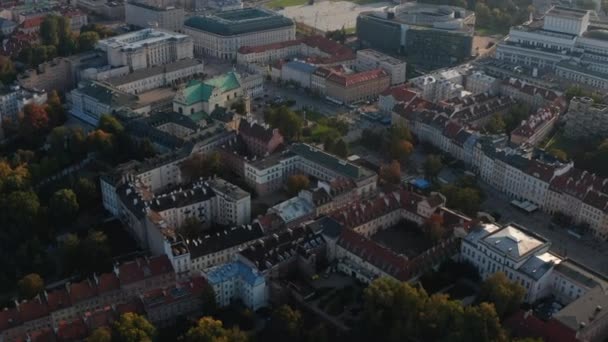 Eski kasaba bölgesindeki sarayların yüksek açılı manzarası. Park ve şehir merkezindeki modern yüksek katlı ofis binaları hakkında bilgi toplayın. Varşova, Polonya — Stok video