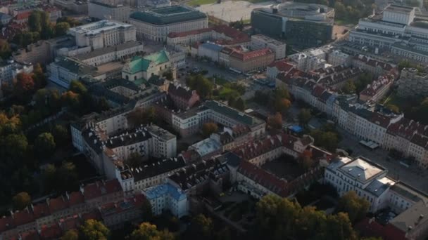 Hoge hoek uitzicht op paleizen in de oude binnenstad. Tilt up onthullen van het park en moderne hoogbouw kantoorgebouwen in het centrum van de stad. Warschau, Polen — Stockvideo