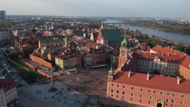 Vue aérienne du complexe du château royal et de la place du château dans la vieille ville. Penchez-vous en vous concentrant sur les toits de la maison. Varsovie, Pologne — Video