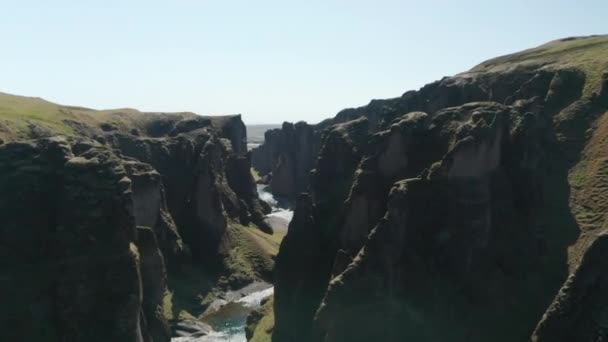 Uitzicht vanuit de lucht op de Fjadrargljufur canyon in Zuid-IJsland. Vogels oog van enorme canyon ongeveer 100 meter diep en ongeveer 2 kilometer lang. Verbazingwekkend op aarde. Fjadrargljufur canyon — Stockvideo