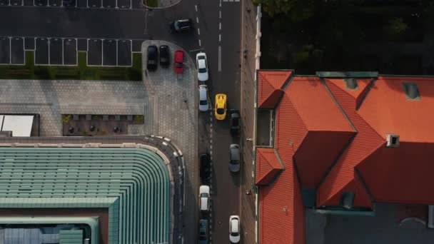 Повітряні птахи дивляться зверху вниз, дивлячись на жовтий спортивний автомобіль, що рухається по вузькій вулиці центру міста. Варшава, Польща — стокове відео