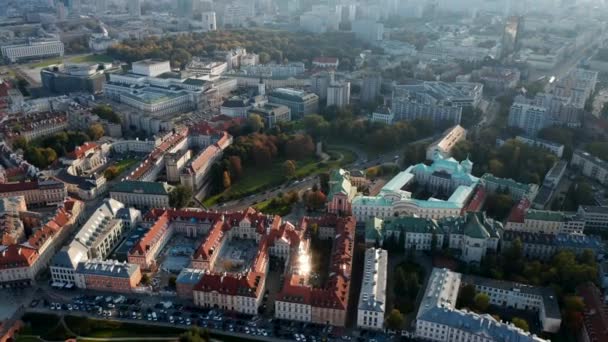 Hoge hoek uitzicht op oude stadsgebouwen. Tilt up onthullen van skyline met het centrum wolkenkrabbers tegen heldere hemel. Warschau, Polen — Stockvideo