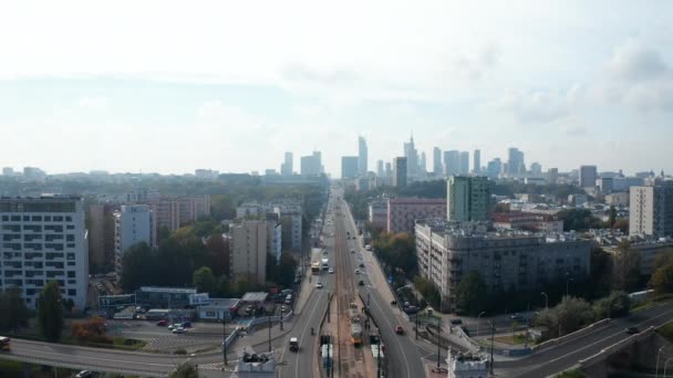 Poniatowski Köprüsü 'nün tersten görünümü. Vistula Nehri üzerinde tramvay yolu olan geniş yol köprüsü. Şehir merkezinde gökdelenlerin siluetleri var. Varşova, Polonya — Stok video