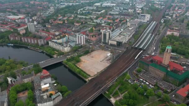 Luchtfoto panoramische beelden van de stedelijke buurt. Appartementengebouwen, treinstation en gemeentehuis in Spandau. Berlijn, Duitsland — Stockvideo