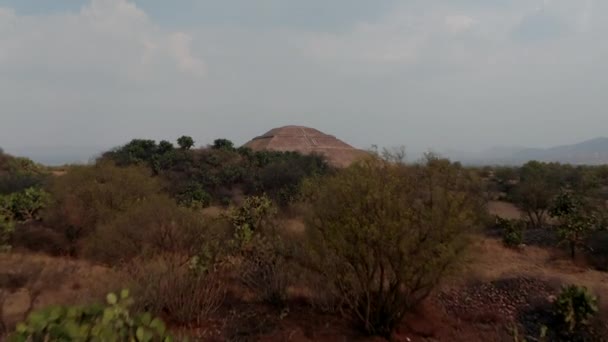 Комплекс пірамід Теотіуакан, розташований в мексиканській долині недалеко від Мехіко. Всесвітня спадщина ЮНЕСКО. П "яний вид на дорогу мертвих і храм сонця в Мексиці. — стокове відео