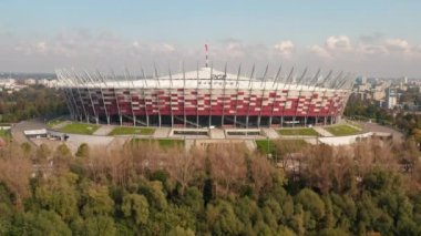 Modern çok fonksiyonlu arenanın yükselen çekimi, PGE narodowy, ulusal stadyum. Arka plandaki binalar ortaya çıkıyor. Varşova, Polonya