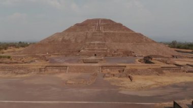 Teotihuacan, Meksika 'daki Güneş Piramidi' nin insansız hava aracı görüntüsü. Kuşlar Hisar 'ın harabelerini ve Teotihuacan' daki Ay Tapınağı 'nı görüyor. Unesco 'nun dünya mirası. Seyahat hedefi