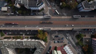 Havadan kuşların gözü yukarıdan aşağıya şehirdeki ulaşım görüntülerinde. Tramvay rayları olan iki tramvay üst yolda birbirinin yanından geçiyor. Varşova, Polonya