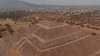 Teotihuacan Güneş Tapınağı 'nın insansız hava aracı görüntüsü, Meksika Vadisi' ndeki antik mezoamerikan şehri. Kolombiya öncesi Unesco dünya mirasına kuşların bakış açısı. Seyahat hedefi