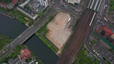 Spandau tren istasyonu yakınlarındaki yoğun trafiğin yüksek açılı görüntüsü. Şehrin ortasında kullanılmayan boş bir yer. Açığa çıkan apartman binaları. Berlin, Almanya