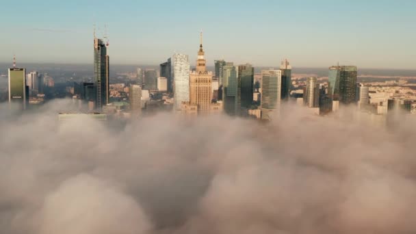 Höga byggnader ovanför tät dimma. Filmklipp som gradvis begränsar synligheten av staden. Warszawa, Polen — Stockvideo