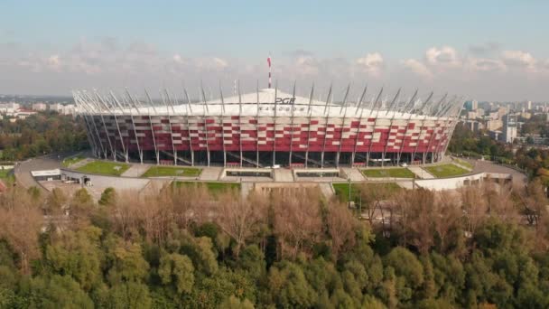 Vzestupný záběr moderní multifunkční arény, PGE narodowy, národní stadion. Odhalení budov ve městě v pozadí. Varšava, Polsko — Stock video