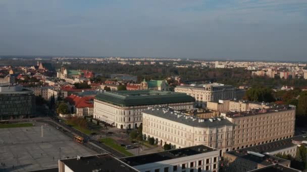 고대 도시의 궁전들을 공중에서 본 것이다. 도시 중심부에 있는 역사적으로 화려 한 건물들은 오후늦은 햇살에 있습니다. 폴란드, 바르샤바 — 비디오
