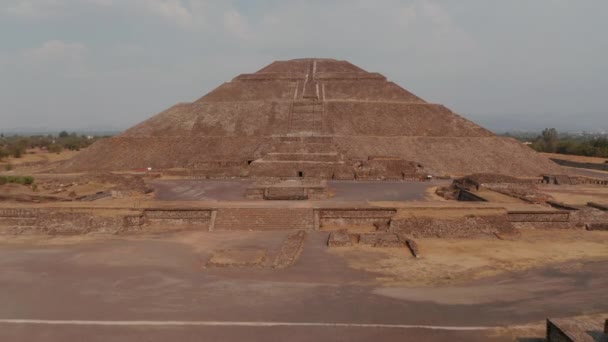 Teotihuacan, Meksika 'daki Güneş Piramidi' nin insansız hava aracı görüntüsü. Kuşlar Hisar 'ın harabelerini ve Teotihuacan' daki Ay Tapınağı 'nı görüyor. Unesco 'nun dünya mirası. Seyahat hedefi — Stok video