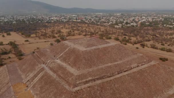 太陽のTeotihuacan寺院、メキシコの谷に位置する古代のメソアメリカの都市のドローンビュー。ユネスコの世界遺産に登録されているコロンビアのピラミッドの鳥の目のビュー。目的地 — ストック動画