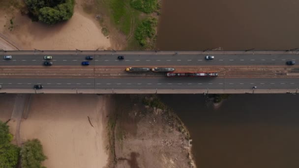 Oiseaux aériens vue aérienne du haut vers le bas de la circulation sur le pont routier et l'intersection environnante. Je suis le tramway qui passe par un autre. Varsovie, Pologne — Video