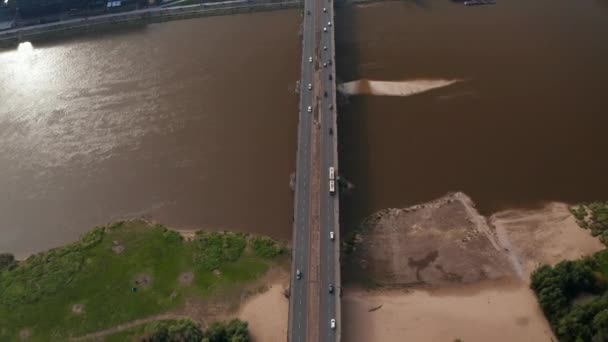 Hoge hoek uitzicht op voertuigen rijden over Vistula rivier op Poniatowski Bridge. Voorwaarts vliegen boven vervoersinfrastructuur. Warschau, Polen — Stockvideo