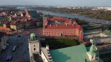 Kraliyet Kalesi kompleksinin, Castle Meydanı 'nın ve eski kasabadaki kiliselerin hava panoramik görüntüleri. Arka planda akan Vistula Nehri. Varşova, Polonya
