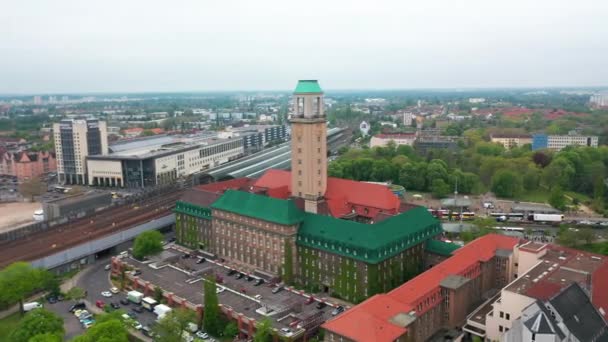 Volez autour de la grande tour de Rathaus Spandau. Bâtiment historique de la mairie de Spandau borough. Ville avec gare en arrière-plan. Berlin, Allemagne — Video