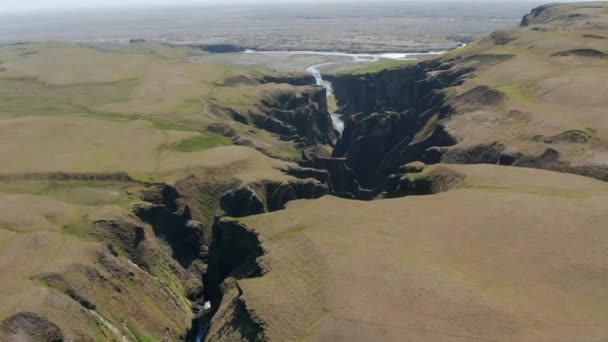 Flygfoto över majestätisk kanjon av Fjadrargljufur i södra Island och Fjadra floden rinner genom den. Skönhet i naturen. Drone utsikt över utsikten över dalen i Fjadrargljufur canyon och ravinen — Stockvideo