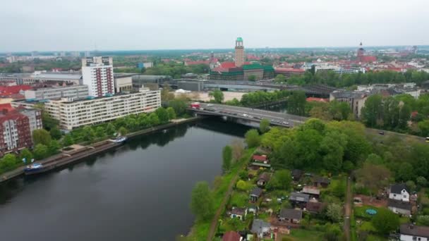 Havel nehri boyunca uçup Spandau ilçesinden geçeceğiz. Şehirdeki ulaşım altyapısının ve binaların görüntüsü yükseldi. Berlin, Almanya — Stok video